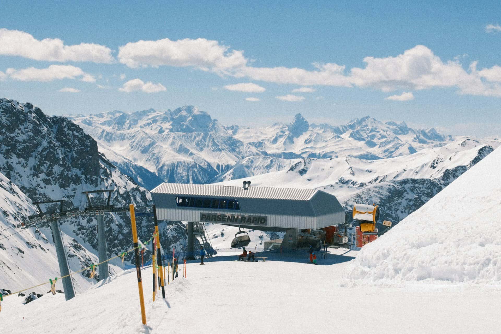 תחנת הר באתר הסקי פארסן מעל דאבוס