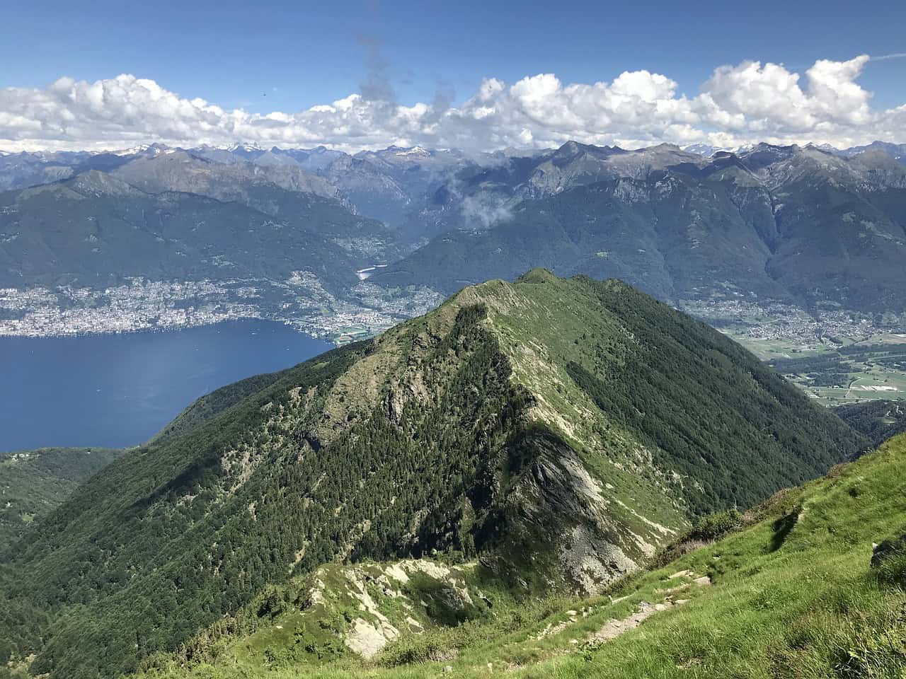 נוף אגם מאג'ורה מהר טאמארו