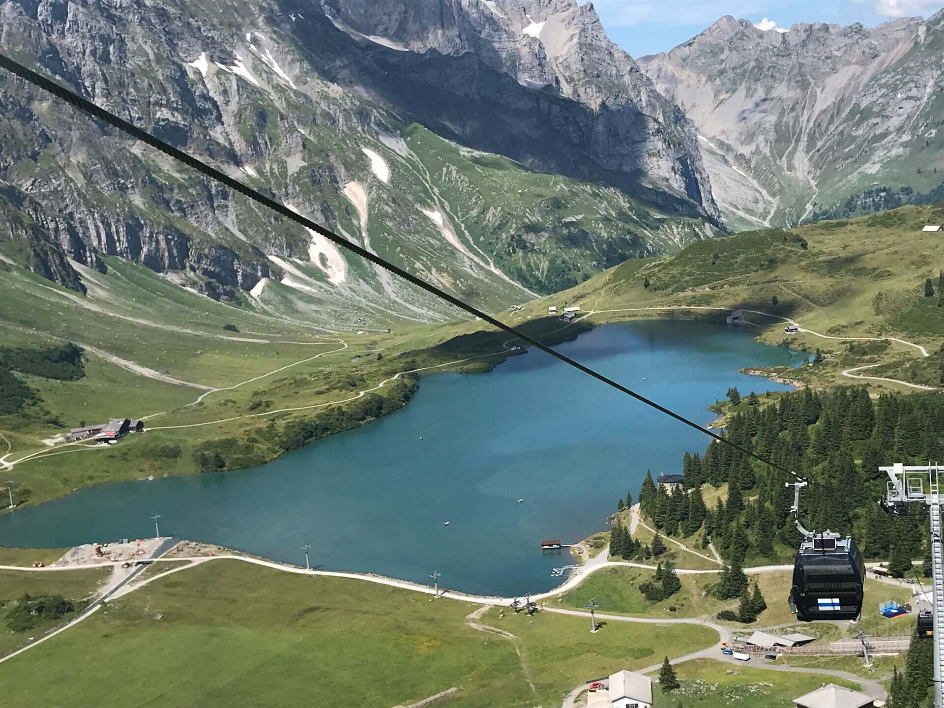 הרכבל לטיטליס מעל הטרובזה